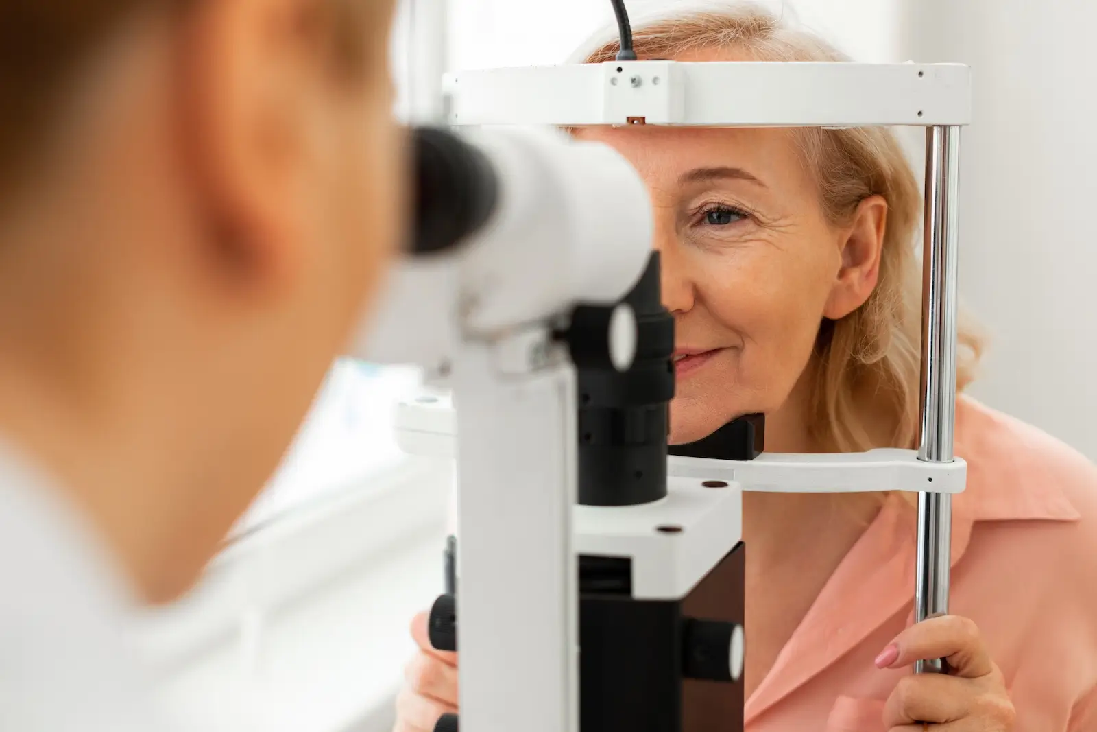 Augenvorsorge bei älterer Frau