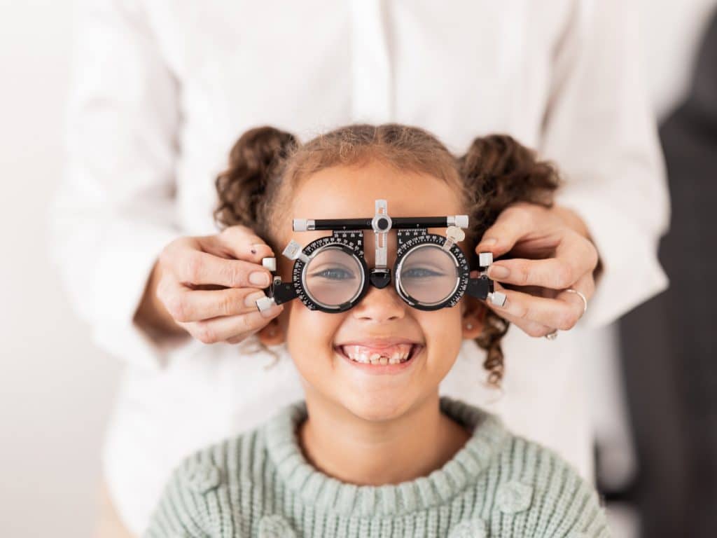 Ein dunkelhäutiges Kind mit einer Probebrille
